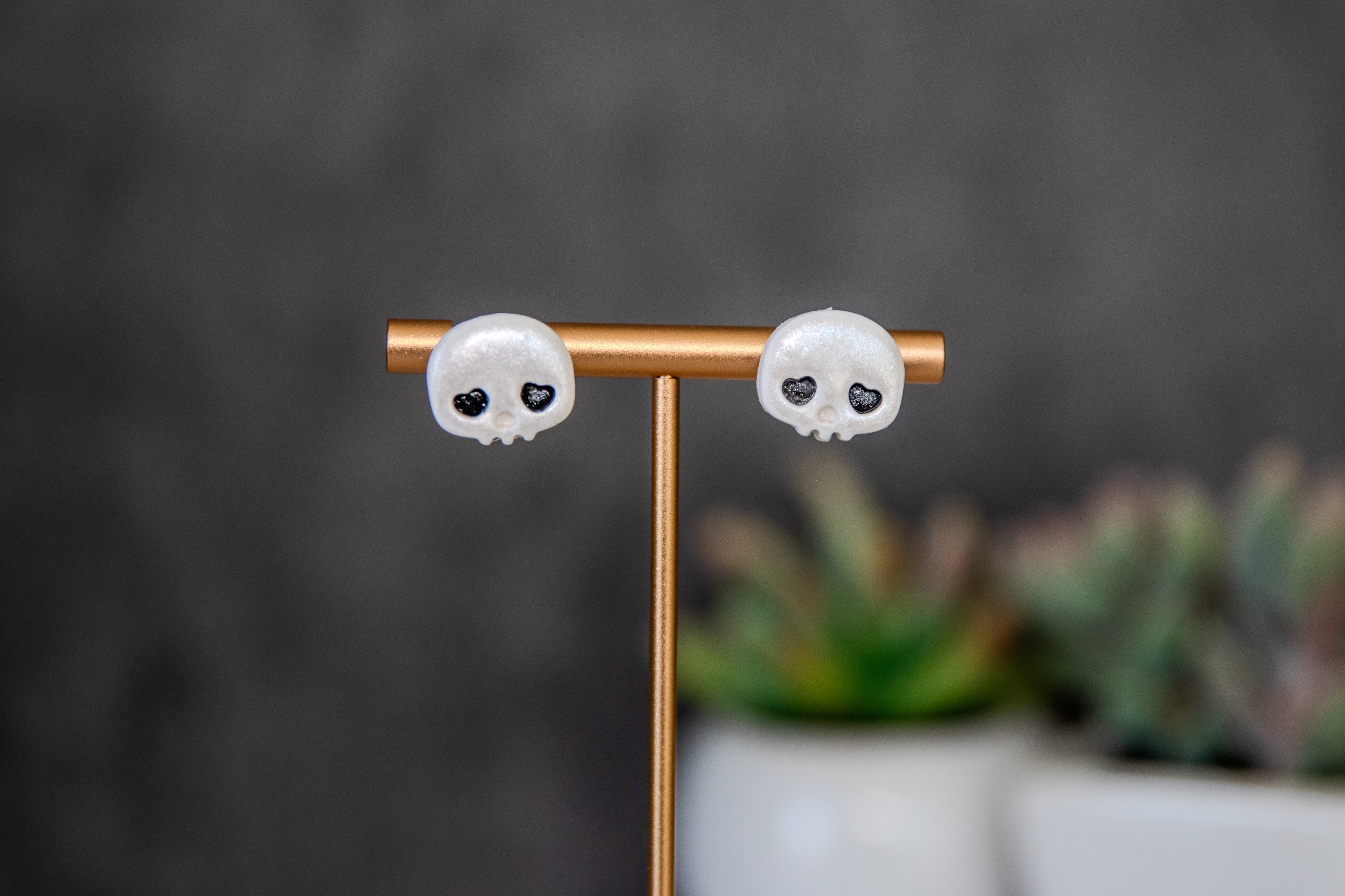 Skull stud earrings with heart eyes