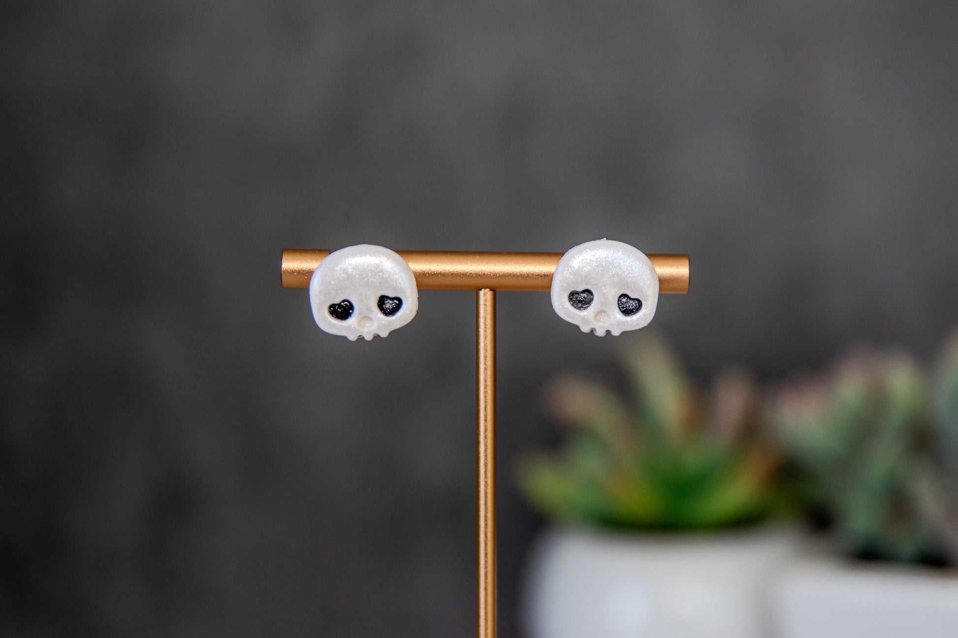 Skull stud earrings with heart eyes