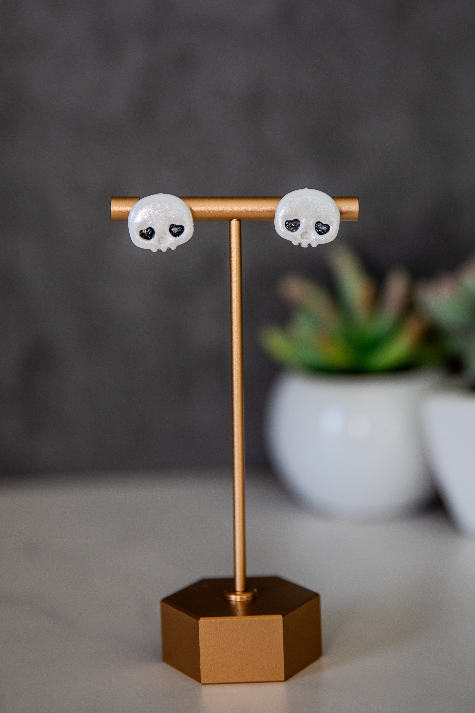 Skull stud earrings with heart eyes