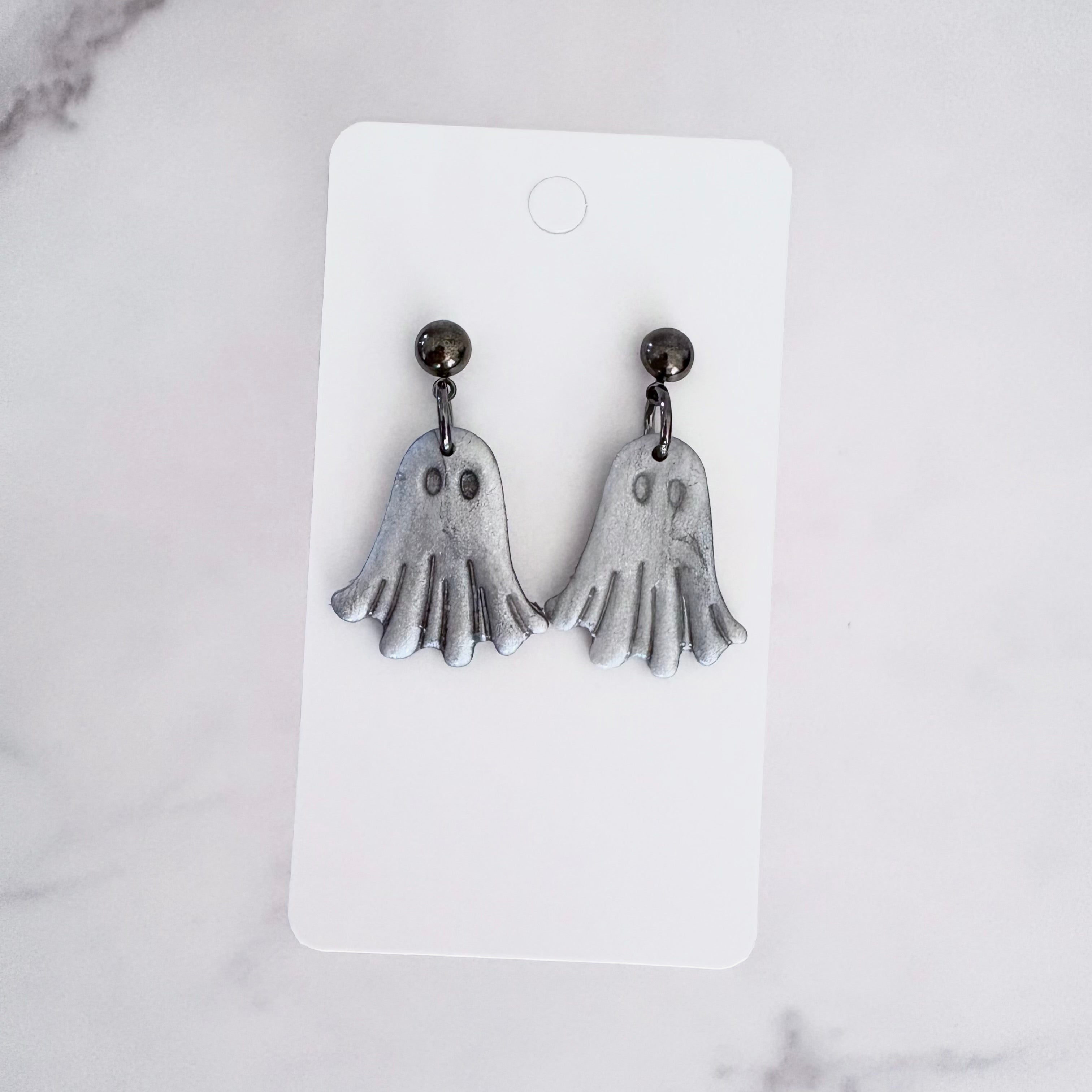 Glossy dangling ghost earrings with marble vein effect
